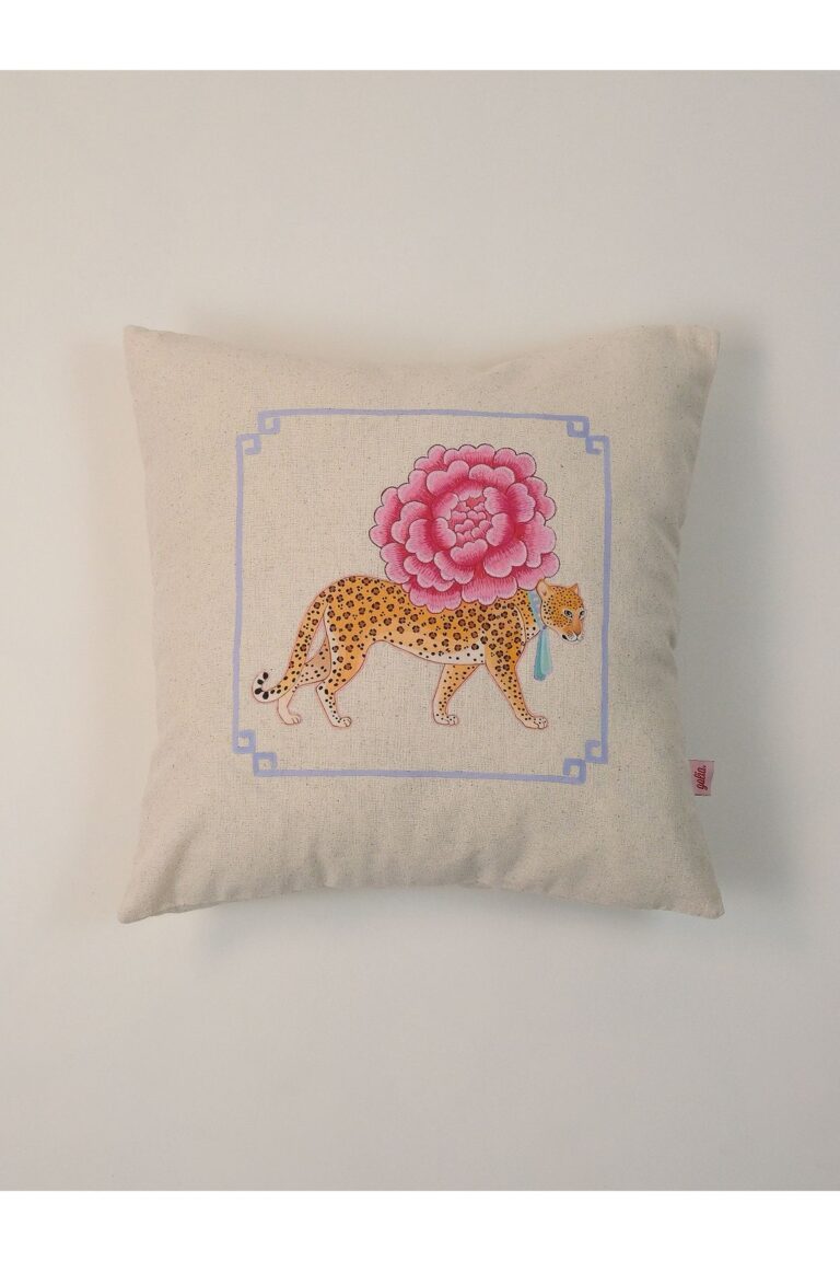 Peony Panther Çiçek Taşıyan Leopar Keten Kırlent Kılıfı 45×45 cm