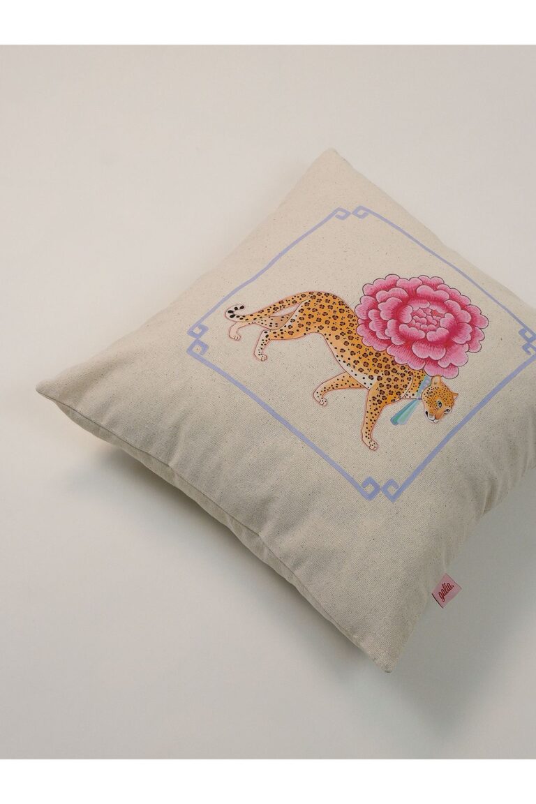 Peony Panther Çiçek Taşıyan Leopar Keten Kırlent Kılıfı 45×45 cm