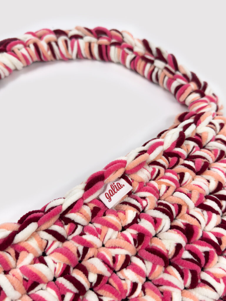 Blush Twist – El Örgüsü Kadife İpli Omuz Çantası (Pudra & Bordo Tonları)